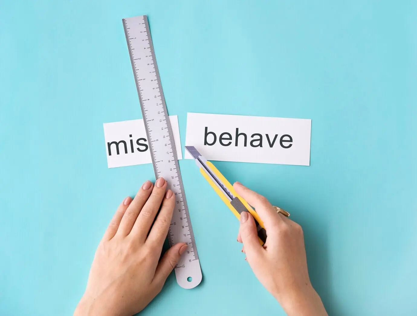 Konzept von Fehlverhalten und Unhöflichkeit: Hände schneiden ein Wort und spalten es.